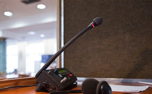 英語同聲翻譯多少錢一天？英語同聲傳譯價格標(biāo)準(zhǔn)